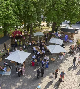 Vogelperspektive des Innenhofs der Heeresbäckerei beim BESTIVAL 2023