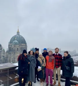 Gruppe vor Berliner Dom aus der Terrasse im Humboltd-Forum