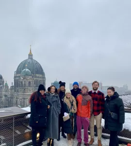 Gruppe vor Berliner Dom aus der Terrasse im Humboltd-Forum