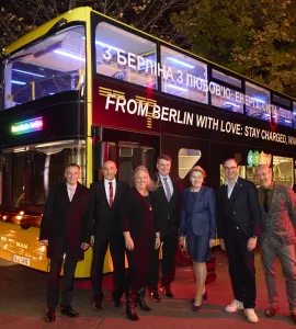 Berlin übergibt umgebauten BVG-Doppeldeckerbus an Kiew
