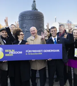 Offizielle Eröffnung der Berlin Freedom Week vor dem Abgeordnetenhaus mit Freiheitsglocke