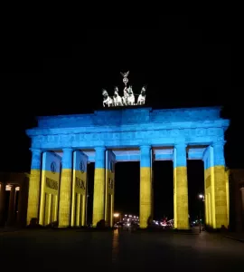 Brandenburger Tor leuchtet am Abend in ukrainischen Farben