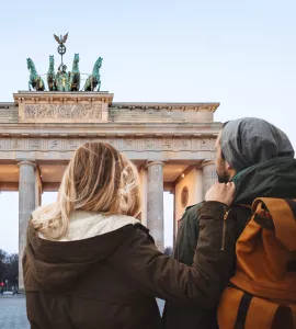Paar vor dem Brandenburger Tor