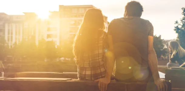 Zwei Menschen im Sonnenlicht