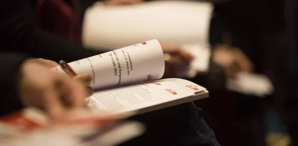 Journalist blättert durch Presseinfos Journalist blättert durch Presseinfos