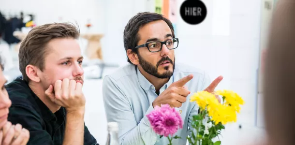 Foto: Meeting mit Blumen auf dem Tisch