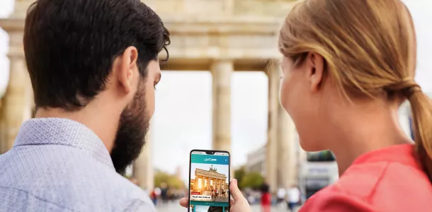 Paar mit App "ABOUT BERLIN"