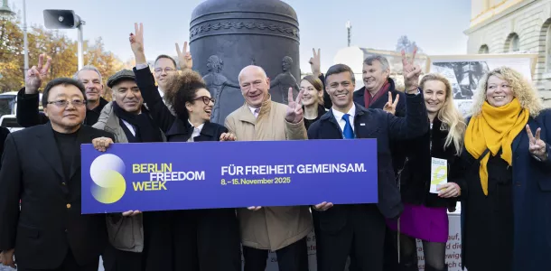 Offizielle Eröffnung der Berlin Freedom Week vor dem Abgeordnetenhaus mit Freiheitsglocke