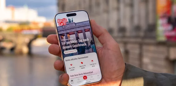 Handy mit Blick auf Bode-Museum 