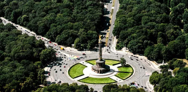 Luftaufnahme Siegessäule im Großen Stern und dem Tiergarten im Hintergrund