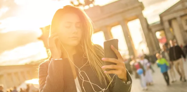 Junge Frau am Brandenburger Tor