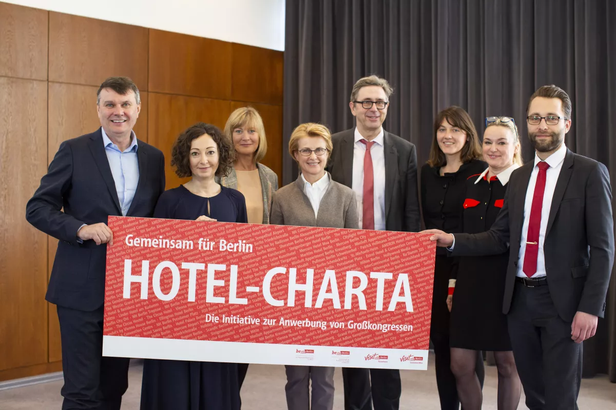 Burkhard Kieker (visitBerlin), Wirtschaftssenatorin Ramona Pop, Iris Lanz (visitBerlin), Ute Jacobs (Estrel), Hartmut Bömermann (Amt für Statistik), Maria Hoffmeister (InterContinental) , Tina Brack (Ellington), Tobias Mendling (Steigenberger) Pressebild zur Hotel-Charta