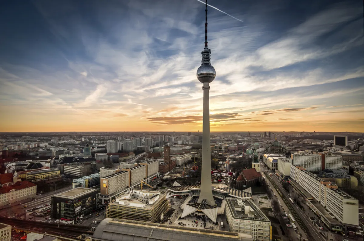 Foto: Berlin bei Sonnenuntergang mit Blick auf den Fernsehturm