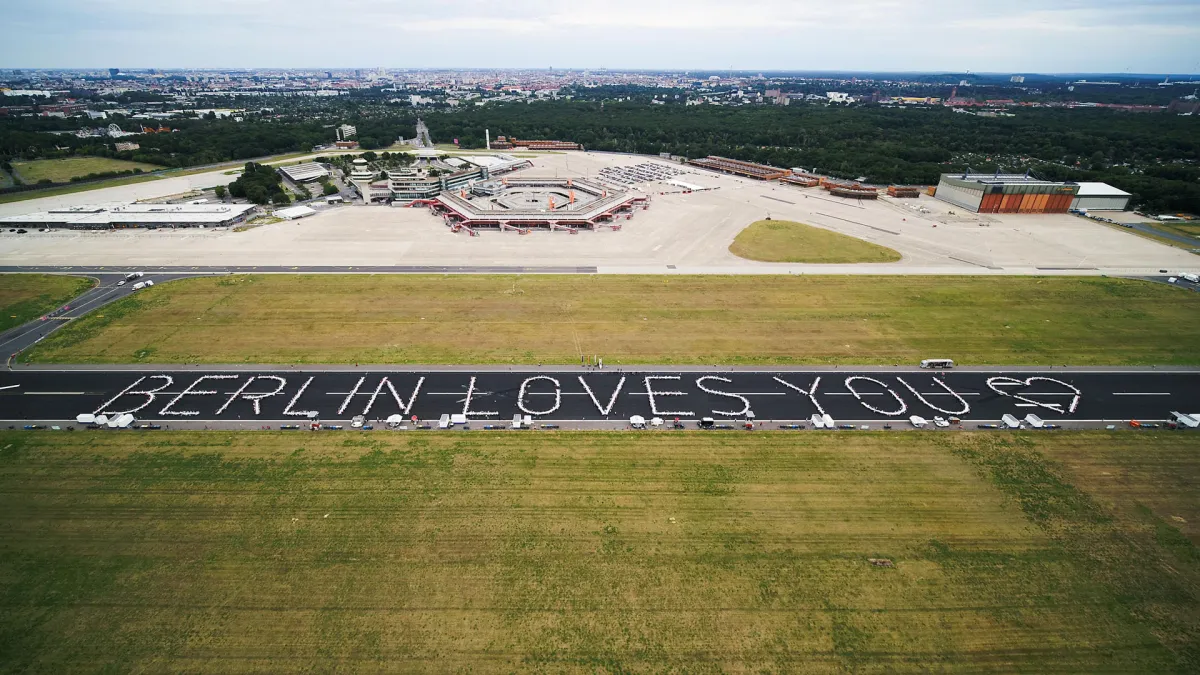 Schriftzug "Berlin loves you" beim Berlin Freedom Dinner am 7.8.21 auf dem Flugfeld in Berlin-Tegel