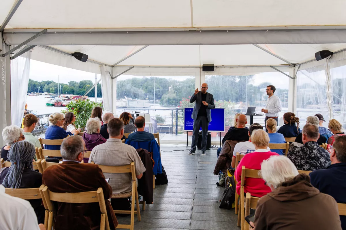 Staatssekretär Michael Biel von der Senatsverwaltung für Wirtschaft, Energie und Betriebe eröffnete den Dialog zum guten Miteinander auf und am Wasser Staatssekretär Michael Biel von der Senatsverwaltung für Wirtschaft, Energie und Betriebe eröffnete den Dialog zum guten Miteinander auf und am Wasser