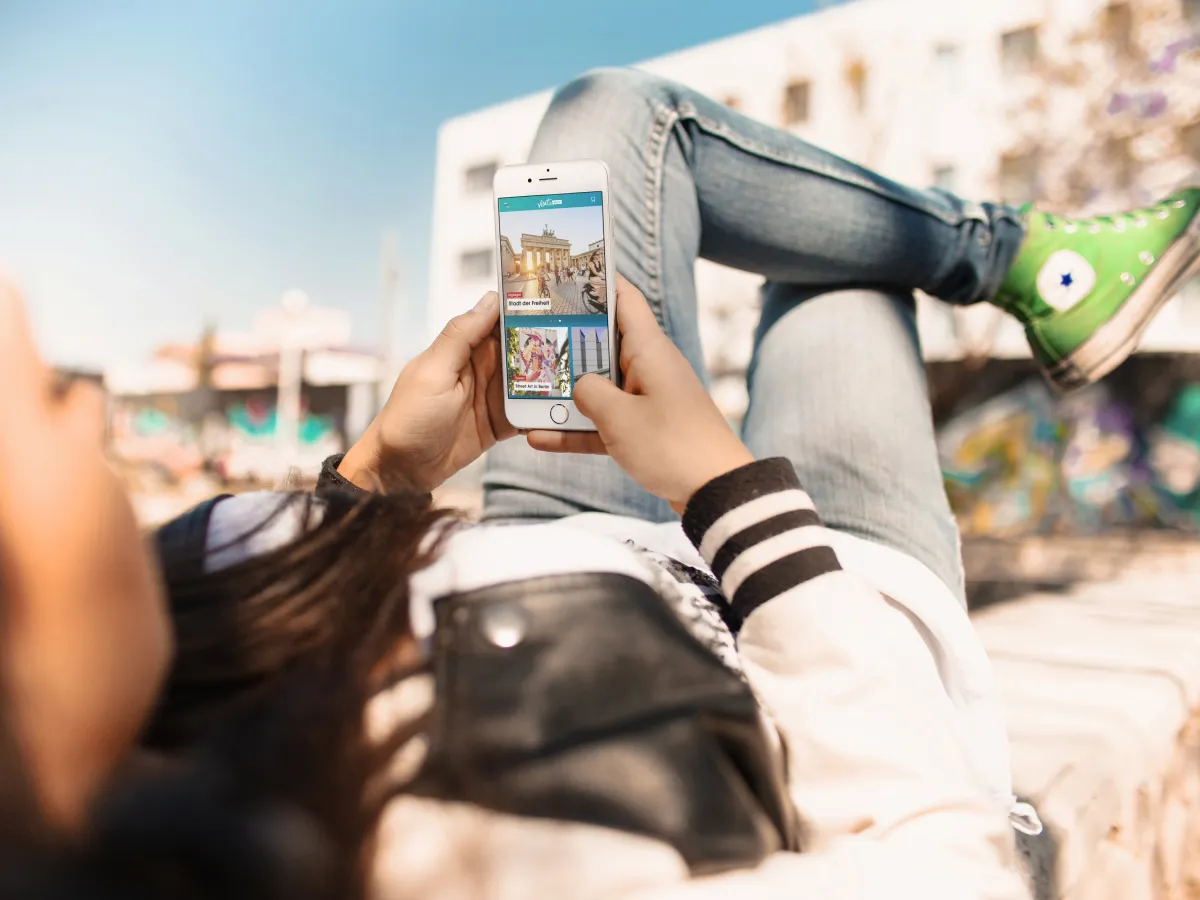 Junge Frau mit Smartphone
