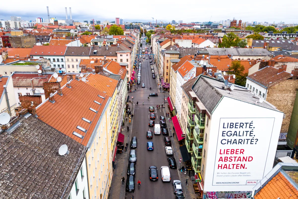 Mural in Berlin-Kreuzberg an der Hauswand in der Adalbertstraße 9 im Rahmen der Sensibilisierungsinitiative