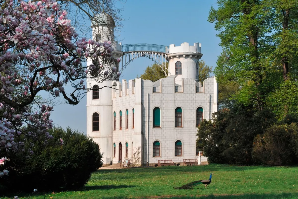 Ein wieder eröffnetes weißes Schloss auf einer Insel: Die Pfaueninsel ist der perfekte Ort für einen romantischen Ausflug Ein wieder eröffnetes weißes Schloss auf einer Insel: Die Pfaueninsel ist der perfekte Ort für einen romantischen Ausflug