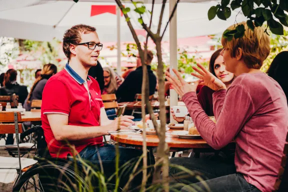 Rollstuhlfahrer im Café