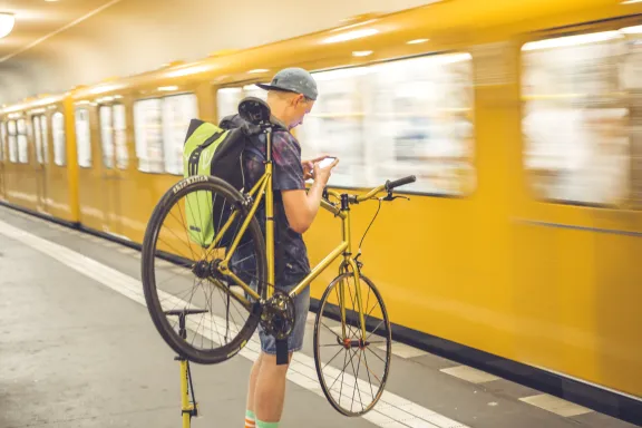 Fahrradkurier mit Smartphone