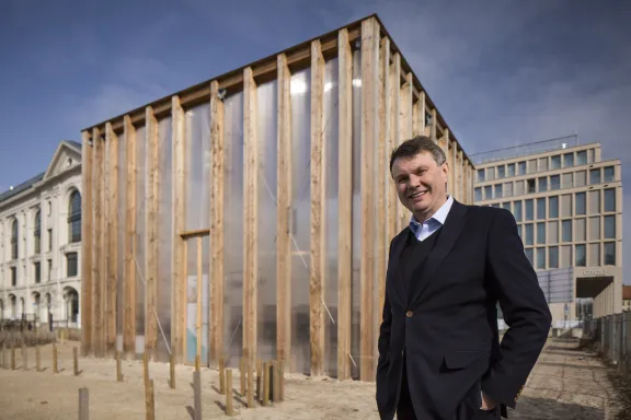 Burkhard Kieker vor dem House-of-One-Pavillon