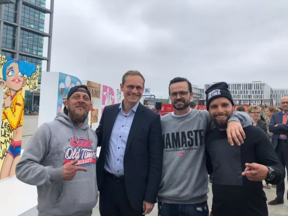 Kimo (r.) bei der Eröffnung des Projekts #Freiheitberlin