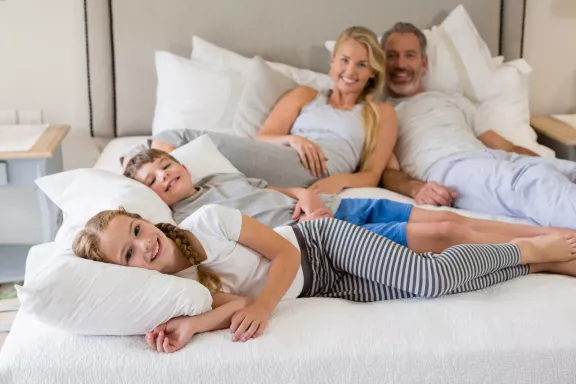 Familie im großen Bett