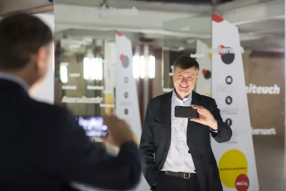 visitBerlin-Geschäftsführer Burkhard Kieker und die Spiegelinstallation Spiegelinstallation