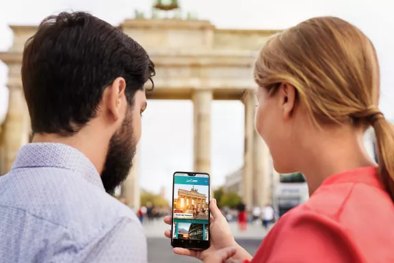Paar mit App ABOUT BERLIN