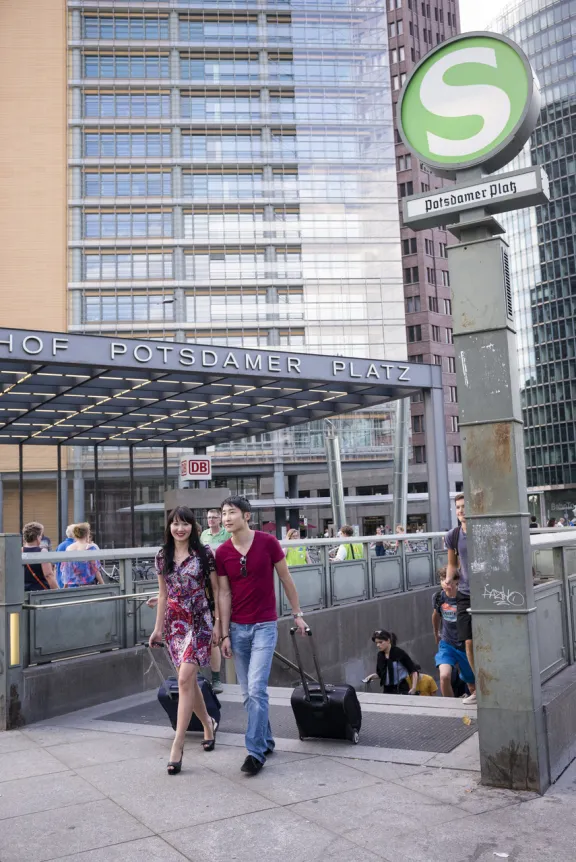 Anreise chinesischer Gäste am Potsdamer Platz