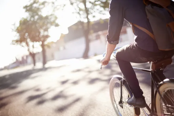 Ein junger Mann faehrt Fahrrad