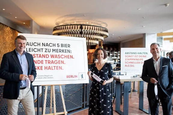 Wirtschaftssenatorin Ramona Pop (m.), visitBerlin-Chef Burkhard Kieker (l.) und Präsident des DEHOGA Berlin Christian Andresen (r.) präsentieren Kampagnen-Motive am 14. September 2020 Pressetermin Gastro-Kampagne