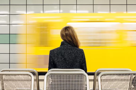Frau wartet auf U-Bahn