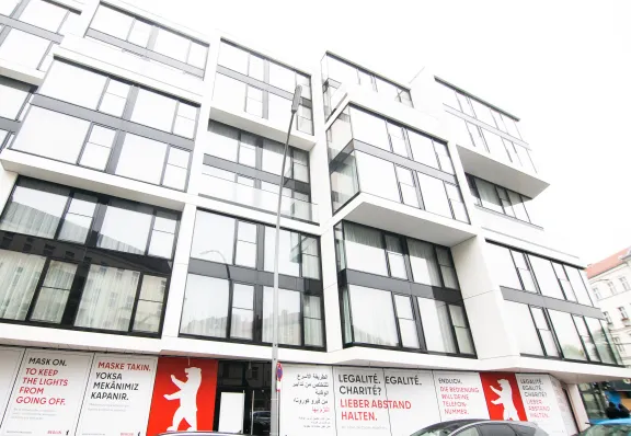 Anti-Corona-Hotel mit Plakaten, die an Corona-Regeln erinnern