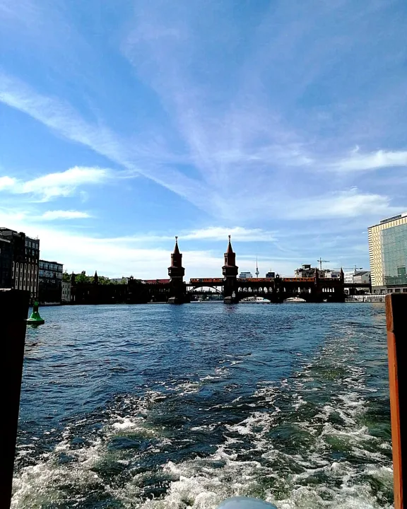 Blick von der Spree auf die Oberbaumbrücke