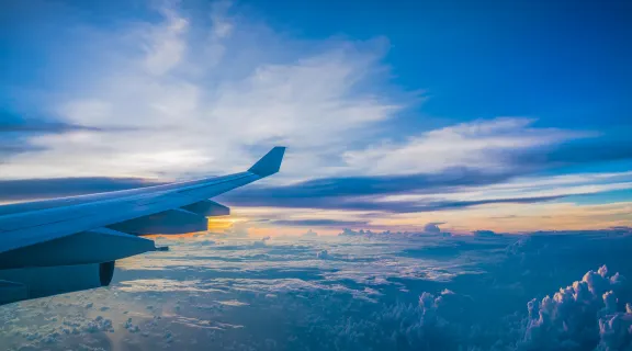 Flugzeug über den Wolken