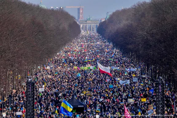Tausende Berlin*innen protestieren friedlich gegen den Ukraine-Krieg, 27. Februar 2022
