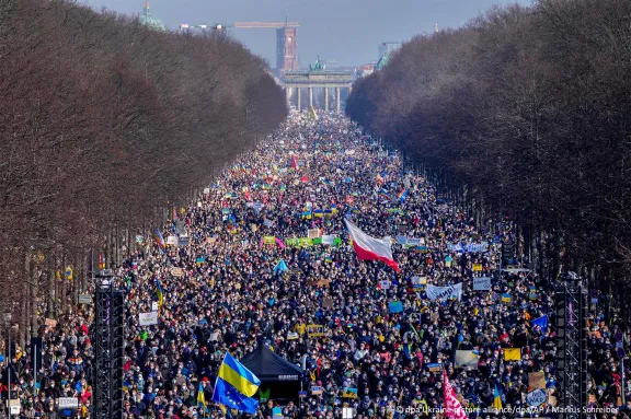 Tausende Berlin*innen protestieren friedlich gegen den Ukraine-Krieg, 27. Februar 2022