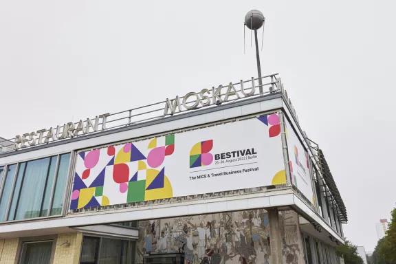 Außenansicht Café Moskau mit BESTIVAL 2022 Plakat