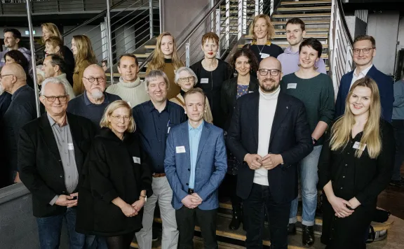 Der neue Bürger:innenbeirat Berlin-Tourismus stellt sich beim Forum am 31. Januar 2023 den Gästen und dem Staatssekretär Michael Biel (2.v.r. in 1.Reihe) vor