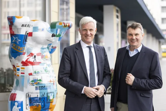Pressegespräch, Tourismus-Bilanz Berlin 2022, 23. Februar 2023, Wirtschafssenator Stephan Schwarz (l.), visitBerlin-Geschäftsführer Burkhard Kieker (r.)