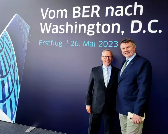 Zum Erstflug: Thorsten Lettnin, Director Sales at United Airlines, mit Burkhard Kieker, CEO visitBerlin Thorsten Lettnin, Director Sales at United Airlines, mit Burkhard Kieker, CEO visitBerlin