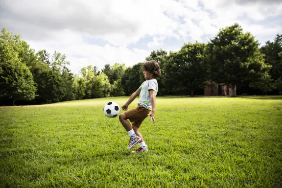 Junge spielt Fußball