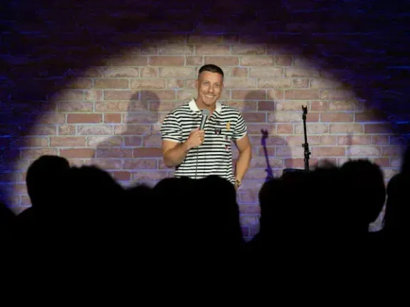 German comedy star Felix Lobrecht is already giving shows at the Meininger Hotel's new comedy club