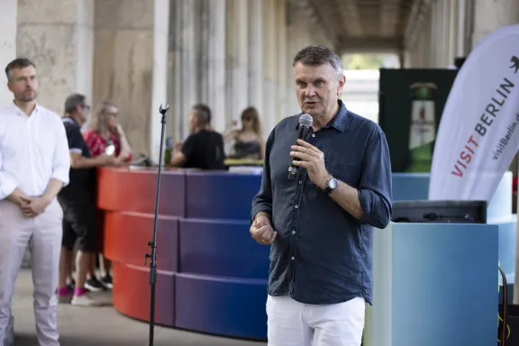 visitBerlin-Geschäftsführer Burkhard Kieker und Gero Dimter, Vizepräsident der Stiftung Preußischer Kulturbesitz, eröffneten gemeinsam die Kolonnaden Bar