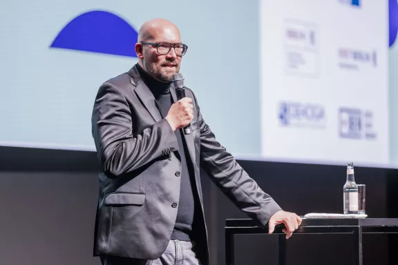 Staatssekretär Michael Biel beim Berlin Tourism & MICE Summit 2024
