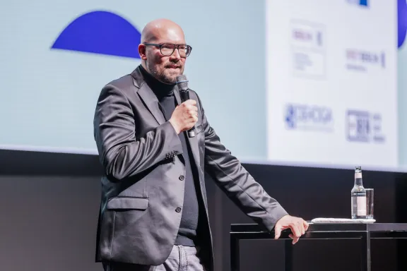 Staatssekretär Michael Biel beim Berlin Tourism & MICE Summit 2024