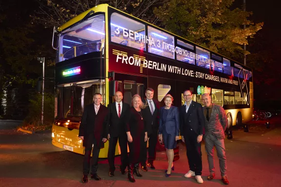 Berlin übergibt umgebauten BVG-Doppeldeckerbus an Kiew