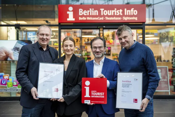 Mit Auszeichnung:  Matthias Goeze, Prokurist von visitBerlin, Theres Wolf, Leiterin der Berlin Tourist Infos bei visitBerlin, Norbert Kunz, Geschäftsführer des Deutschen Tourismusverbands, und Burkhard Kieker, Geschäftsführer von visitBerlin
