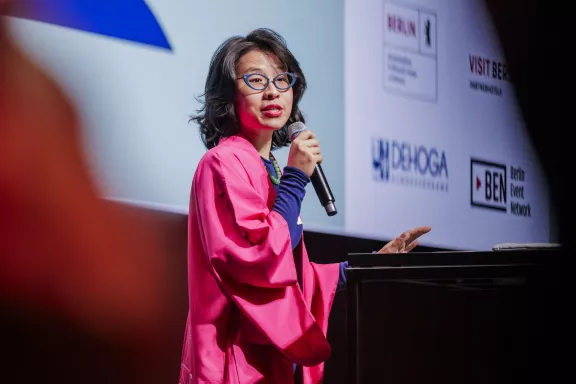 Philosophin und Politikwissenschaftlerin Dr. Liya Yu präsentierte neurowissenschaftliche Erkenntnisse über den Zusammenhang zwischen Großveranstaltungen und deren Wirkung auf das menschliche Gehirn Dr. Liya Yu
